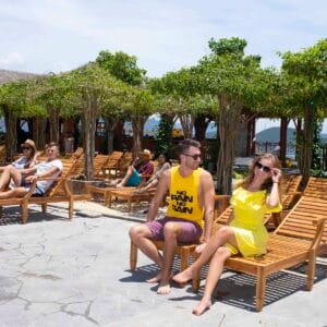 Ghế nằm tại khu tắm bùn Hòn tằm