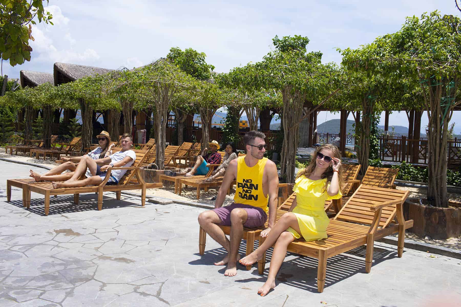 Ghế nằm tại khu tắm bùn Hòn tằm