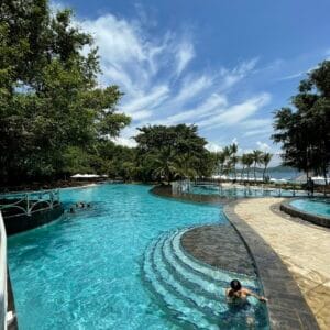 Hồ bơi hòn tằm