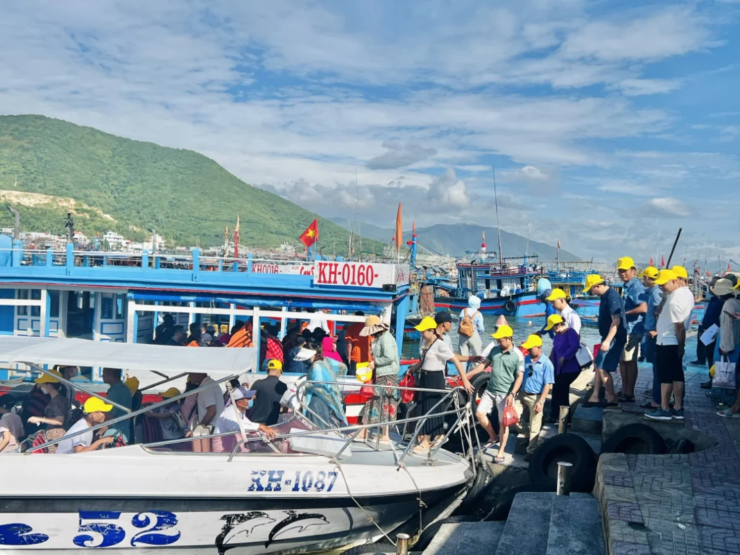 Many tourists go on island tours