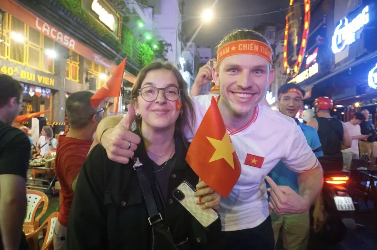 khach du lich quoc te yeu thich khong khi an mung