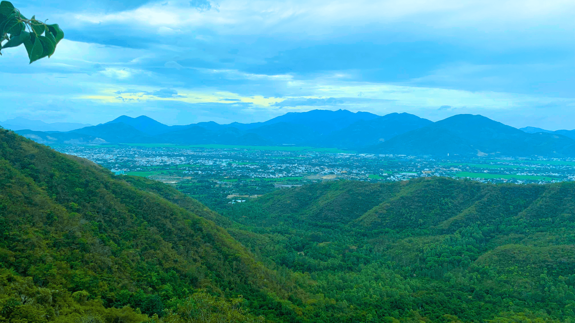 Phía Bắc Nha Trang nhìn từ Núi Chín Khúc